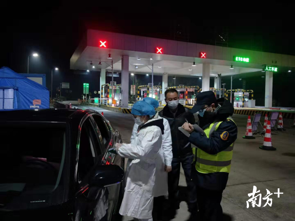 醫(yī)務(wù)、交警等人員在防控點(diǎn)24小時(shí)值守。