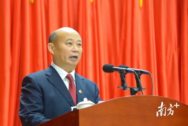 市政協(xié)黨組成員、副主席陳儀寧向大會(huì)報(bào)告五年來提案工作情況。張曉欣 攝