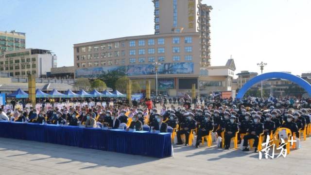 相關(guān)政府機關(guān)單位、行業(yè)代表、師生代表、市民群眾等參加活動。張曉欣 攝