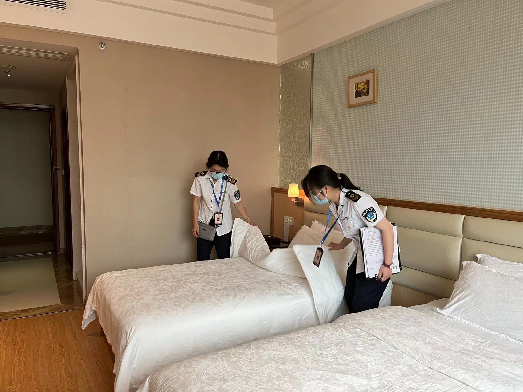 連州市衛(wèi)生監(jiān)督所執(zhí)法人員對公共用品用具清洗、消毒、保潔情況進行檢查.jpg