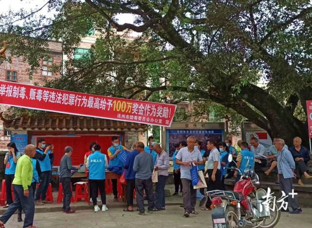豐陽鎮(zhèn)人大代表在夏湟村的榕樹下舉行“微講堂”，用當(dāng)?shù)胤窖韵蛉罕娭v述毒品危害。通訊員供圖