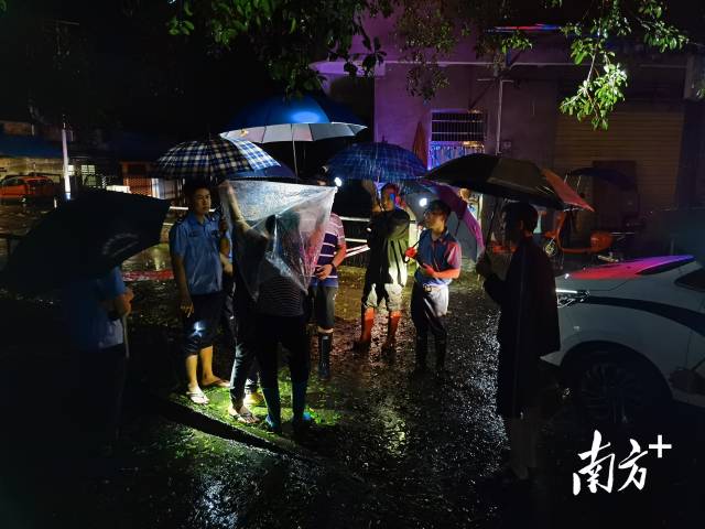 22日凌晨5時(shí)，轉(zhuǎn)移受困群眾。