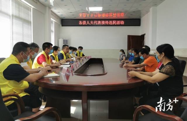 九陂鎮(zhèn)組織各級(jí)人大代表開展統(tǒng)一接待選民日活動(dòng)。