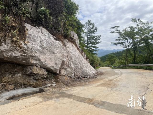 山石被清理后，道路此處的視野變得很是開闊。