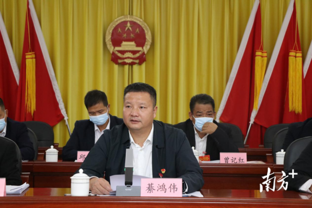 連州市委常委、副市長(zhǎng)、九陂鎮(zhèn)黨委書記綦鴻偉作講話。