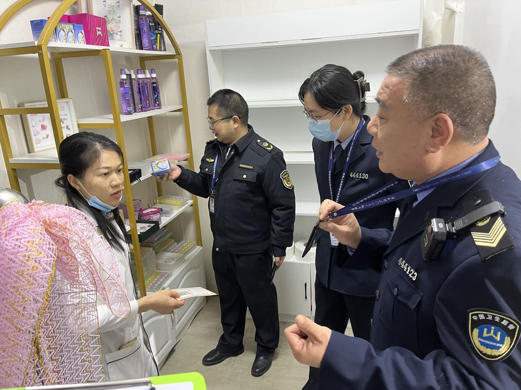 連州市衛(wèi)生健康局聯(lián)合市公安、市場(chǎng)監(jiān)督管理等部門開(kāi)展打擊非法醫(yī)療美容專項(xiàng)檢查.jpg