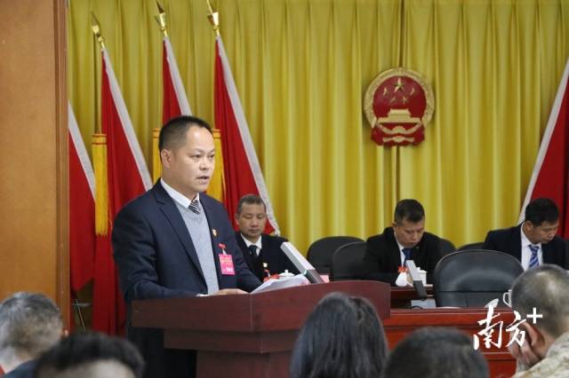 鄭劍鋒向大會作九陂鎮(zhèn)人民政府工作報告。