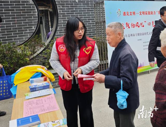 大學生積極參與村中各項工作，服務群眾近2000人次。